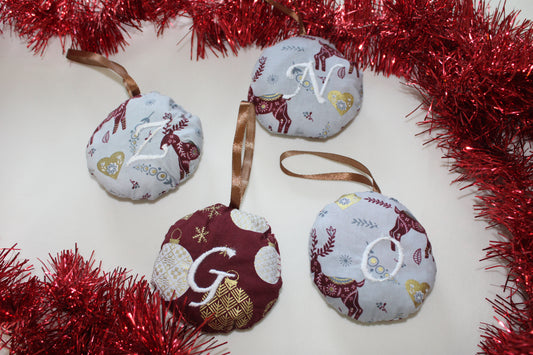 Boule de Noël en tissu brodé